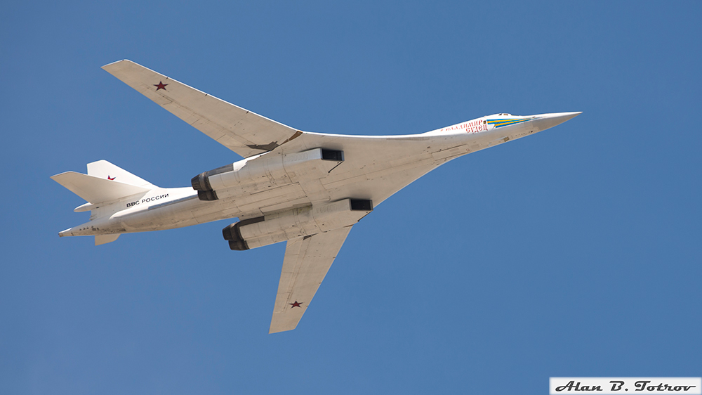 Стратегический бомбардировщик Ту-160 (Белый лебедь)
