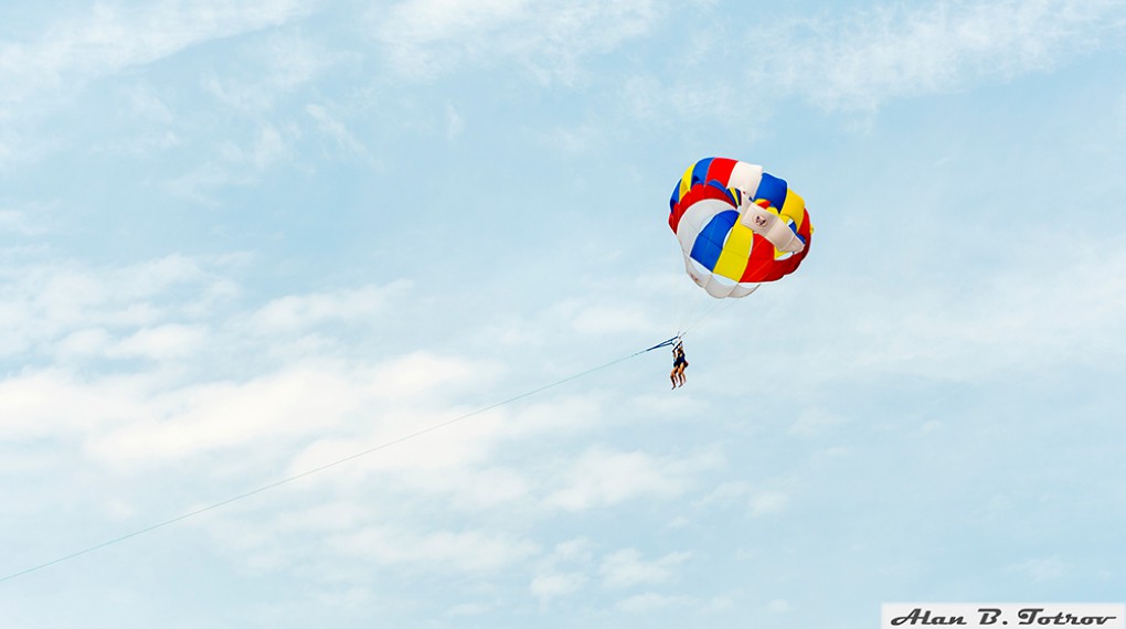 Парасейлинг: на парашюте за катером